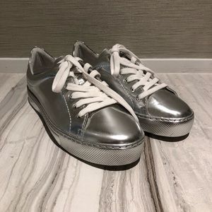 New never worn Schutz size 6